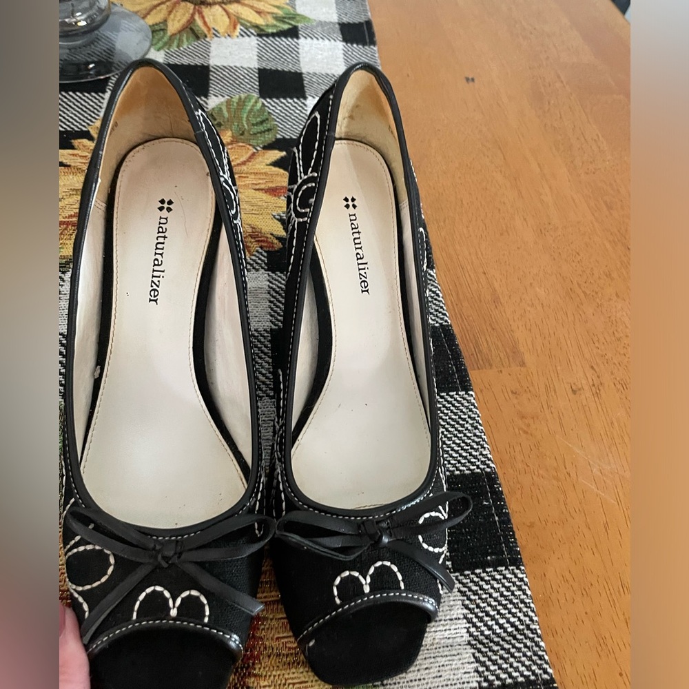 Peep toe heels black with white stitched flowers
